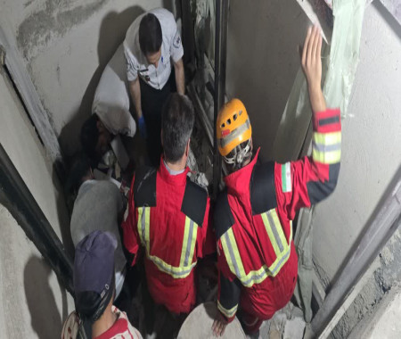 نجات جان شهروند قمی از عمق چاهک آسانسور توسط آتش‌نشانان